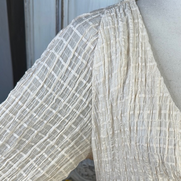 ASTR the Label Elegant Cream Textured Puff Sleeve Dress with Cutout and Tie - Picture 5 of 12